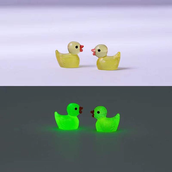 Neec 110 Pcs Random Color Mini Resin Duck Glow in The Dark，Miniature Figures Fairy Garden Ducks Tiny Ducks for Home Prank Game Dollhouse Ornament Handmade School Project Accessories