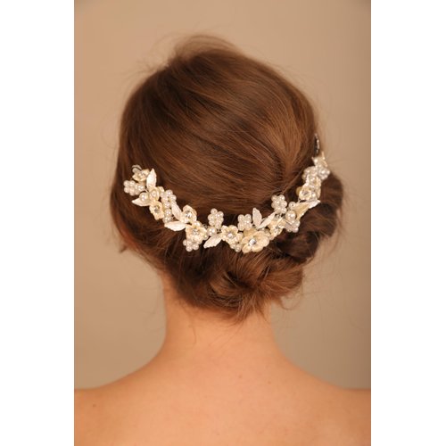 Rumtock White Flower Pearl Beads Long Hair Comb for Women Girls Wedding Bridal Hair Styling Jewelry