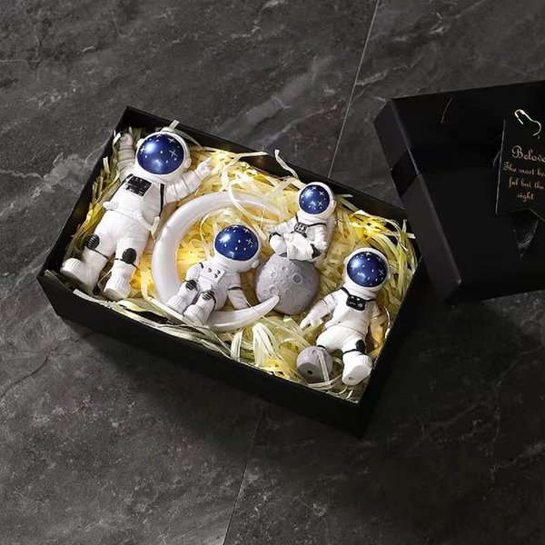 4PCS Cute Cartoon Creative Astronaut Figurine Resin Moon Spaceman Model Ornament Car Interior Figure for Astronaut Party Cake Topper Table Decoration ，With Exquisite High-End Gift Box。 (4PCS)