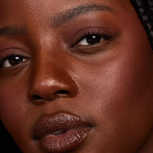 HUDA BEAUTY GloWish Lightweight Blurring Pressed Powder 13 Extra Rich