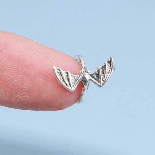 Yheakne Gothic Bat Cuff Earrings Silver Bat Ear Cuffs Non Pierced Earrings Punk Animal Earrings Cool Vampire Earrings Jewelry for Women and Girls Gifts (Silver)