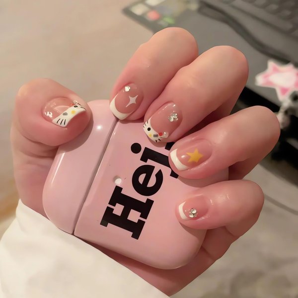 IMSOHOT Short Press on Nails Square Fake Nails White French Tips False Nails with Kitten Print Designs Cute Glossy Glue on Nails 24Pcs Rhinestone Star Stick on Nude Nails for Women and Girls