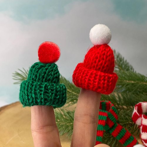 Miniature Snowman Hat Scarf, Christmas Knit Hat Scarf, Dollhouse Elf Santa Hat Scarf, for Snowman, Dollhouse, Fairy Garden, Elf Props, DIY Supplies (Green (4 Hats and 4 Scarfs))