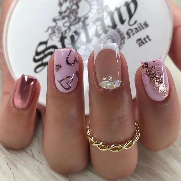 24PCS Valentines Day Press On Nail Short Square French Tip Fake Nails Glitter Heart With Rhinestones Designs Artificial False Nails Romantic Full Cover Acrylic Nails Stick on Nails for Women and Girls