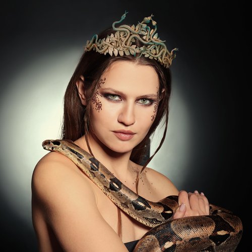 CoTeeZa Greek Medusa Snake Crown - Cosplay Headband Medusa Costume Headband Halloween Greek Goddess Headdress with Laurel Leaves Masquerade Party Golden Green