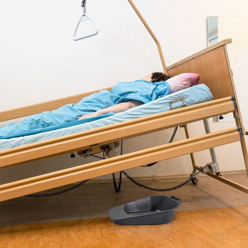 Fracture Bedpan - Portable Easy Clean Plastic Bed Pan - Female Urinal with Built-in Handle for Easier Placement and Removal and Spill-Free Guard for Bed-Bound/Bedridden Patient for Women and Men (1)