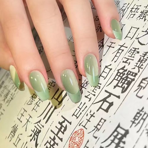 Short St. Patrick’s Day Press on Nails Square Fake Nails White Full Cover False Nails with Green Shamrock Designs Matte Acrylic Nails March 17th Glue on Nails for Women Nail Decorations 24PCS