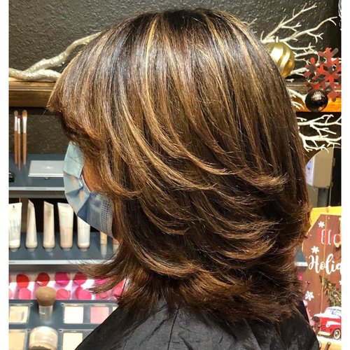 Liyouda Short Brown Layered Wig Wavy Wig with Bangs for White Women Short Curtain Bangs Wig Black and Brown Highlights Wigs Natural Looking Shoulder Length Wig Synthetic Brown Hair Wig for Women