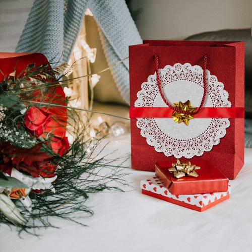 The Baker Celebrations White Round 10 inch Paper Lace Table Doilies – Decorative Tableware Disposable Placemats; Made in Canada (Pack of 100)