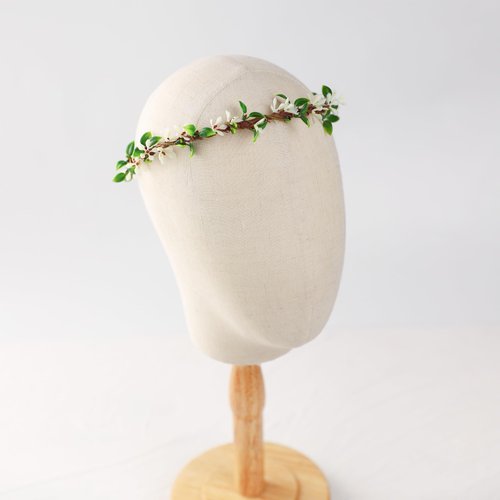 KorViSHOW Handmade White Flower Crown Fairy Wreath Women Girls Flower Headband for Bridal Weeding Headdress Fairy Green Leaf Headpiece Cosplay Photo Prop