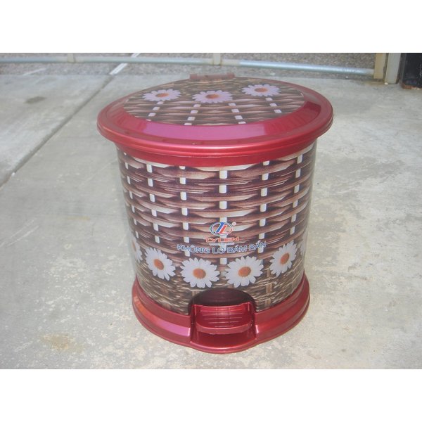 Decorative 6.5 L Oval Plastic Step Trash Can 12" Tall, Black