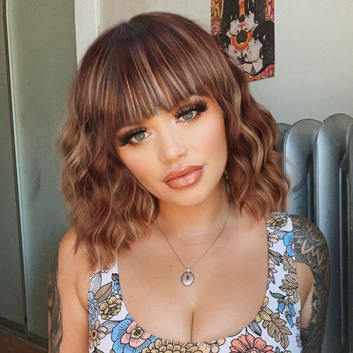 AISI BEAUTY Short Wavy Brown Highlight Wig with Bangs Synthetic Wavy Bob Wigs for Women Shoulder Length Bob Curly Wigs Natural Looking Heat Resistant Fiber Hair