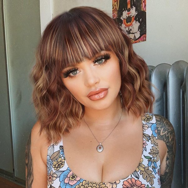 AISI BEAUTY Short Wavy Brown Highlight Wig with Bangs Synthetic Wavy Bob Wigs for Women Shoulder Length Bob Curly Wigs Natural Looking Heat Resistant Fiber Hair