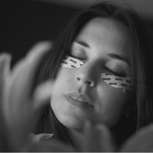 Bride Essential Eye Mask to Treat Dark Circles, Wrinkles and Puffy Eyes, 1 Pair White Reusable Silicone Under Eye Patches with Chic Case for Bridal Shower, Bachelorette and Wedding Gift