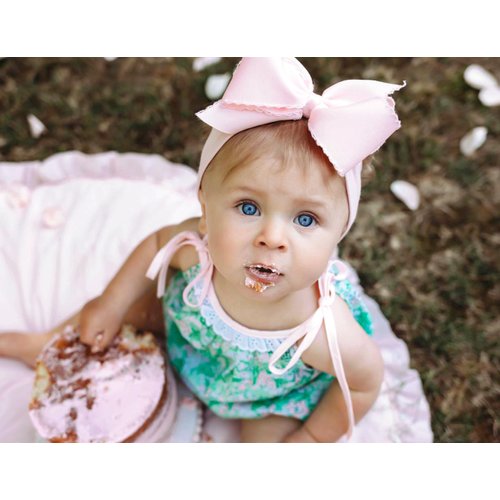 Wee Ones Girls' Small King Grosgrain Bow with Matching Moonstitch Edge on Stretch Jersey Hair Band, Light Pink, 6-24 Months