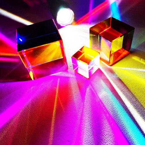 UAKZMNE Mixing Colors Cube with Display Stand Diamond Polished, Scientific and Educational Toys, Gorgeous Physics Toys Satisfying Silent Desk Toy(size40mm)