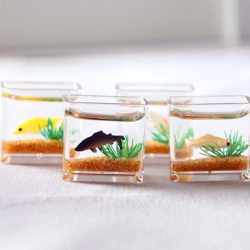 Multicolour Dollhouse Fish Tank, Dolls and Accessories Miniature Fish Bowl Dollhouse Accessories 1: 12 Miniature Glass Goldfish Tank Dollhouse Desktop Ornaments(Round)