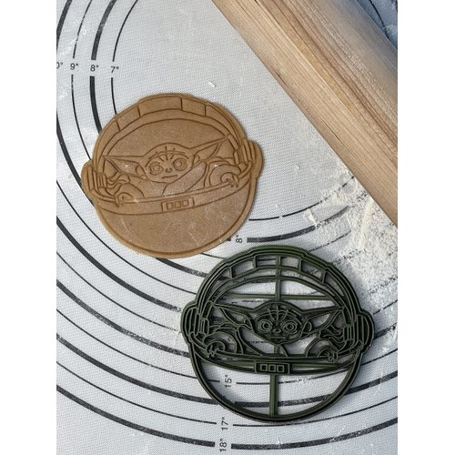 Premium Star Wars Exclusive The Mandalorian The Child in Hovering Pram Baby Yoda Grogu in a Stroller Cookie Cutter Mold 4.5-Inch-Scale Produced by 3D Kitchen Art