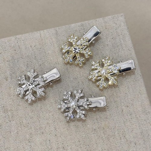4pcs Christmas Snowflake Hair Clips, Xmas Holiday Sparkly Rhinestone Pearl Snowflake Hair Accessories, Small Gold Silver Metal Hair Barrettes Shiny Snowflakes Hairpins for Women