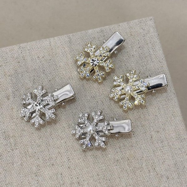 4pcs Christmas Snowflake Hair Clips, Xmas Holiday Sparkly Rhinestone Pearl Snowflake Hair Accessories, Small Gold Silver Metal Hair Barrettes Shiny Snowflakes Hairpins for Women