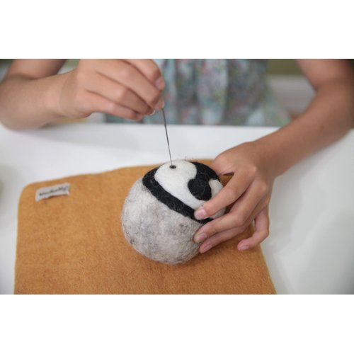 Woolbuddy Sea Animal Needle Felting Kit, Felt Animal Kit, Felting Kits for Beginners Adult, Handmade Needle Felting Wool with 2 Felting Needles and Instruction (Penguin)