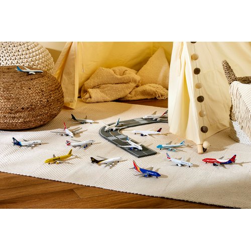 Daron Toy Airplane – Delta Air Lines Airbus A350 – Die-Cast Metal Model Airplane Toy with Plastic Parts for Kids Ages 3+