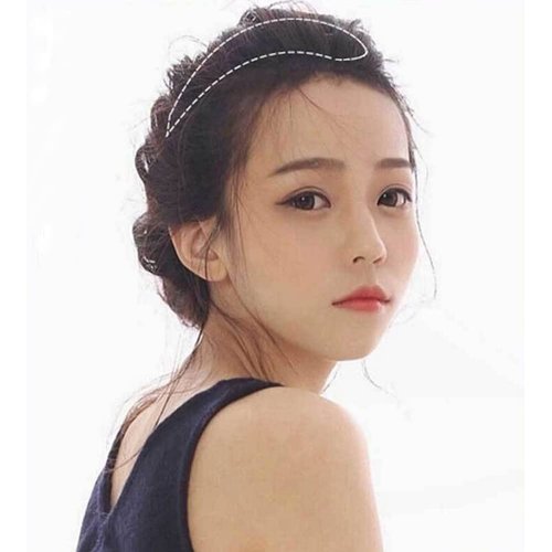 1Pcs Womens Hair Bun Invisible False Hair Clip Bump It Up Volume Hair Base Fluffy Princess Styling Increased Hair Pad Styling Insert Tool Hair Accessories (Light Brown)