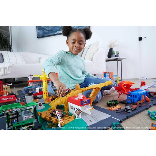 Hot Wheels City Toy Car Track Set, Downtown Express Car Wash Playset with 1:64 Scale Vehicle, Foam Roller & Drying Flaps
