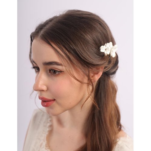 Rumtock White Flower Hair Comb for Wedding Brides Cute Silver Hair Piece for Women Special Occasion