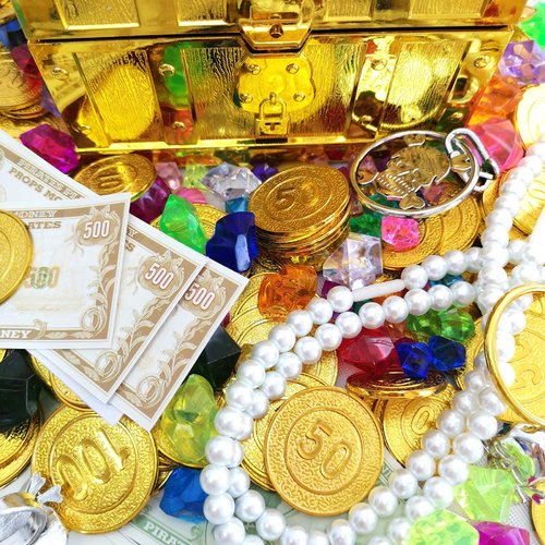 200+ Pirate Treasure Chest Gold Coins Treasure and Pirate Gems Pirates Rings Earrings Pearls Jewelery Playset ，Treasure for Pirate Party (100 Coins+100 Gems+16 banknotes...)