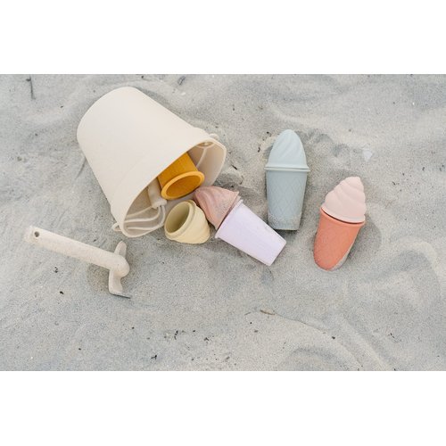 Marlowe & Co Silicone Ice Cream Toy Beach Set, Silicone Bucket, Shovel, 4 Ice Cream Cone Sand Molds, Beach and Pool Toy Beach Essentials (Classic Retro)