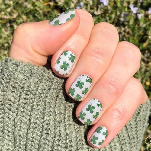 24Pcs St. Patrick's Day Press on Nails Short Square Fake Nails Green Shamrock Acrylic False Nails Lucky Four Leaf Clover Petite Glue on Nails Irish Artificial Nails for Saint Patrick's Day Manicure