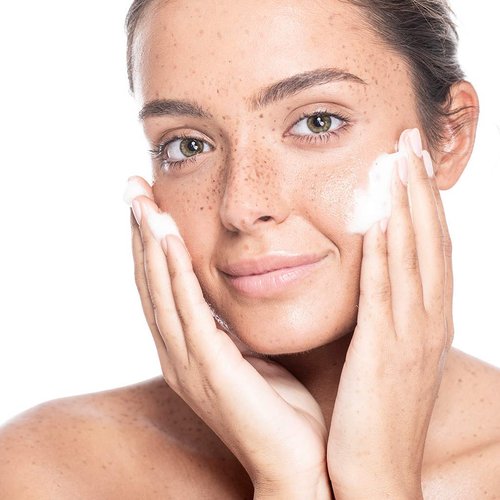 Numis Med pH 5.5 Face and Body Wash for Sensitive Skin, Vitamin B5-Enriched Moisturizing Body Wash for Dry Skin, pH Balanced Bath Wash for Men and Women, 200mL