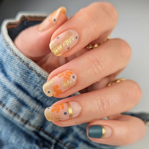 24Pcs Fall Press on Nails Short Square Fake Nails Gold Maple Leaf Full Cover Artificial Thanksgiving False Nails Nude Pink Nails Autumn Glossy Designs for Women Girls Acrylic Manicure Decorations
