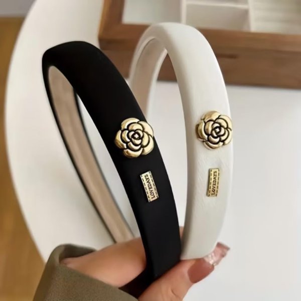 TEBIEKOY 2 Pcs Padded Hairbands for Women, Flower Decor Headbands, Soft Fabric Headbands, Non Slip Elastic Headbands for Women's Hair, Hair Accessories for All Occasions