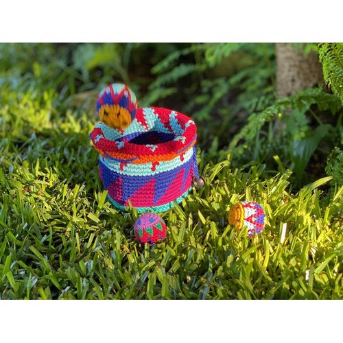 Buena ONDA Hacky Sack Mini Bag Toss Game - Canasta Ball Yippi Yappa Kit - Crocheted Mini Bag Toss Game for Kids and Adults - Color Coded Balls with Basket, Indoor/Outdoor Play - Banda