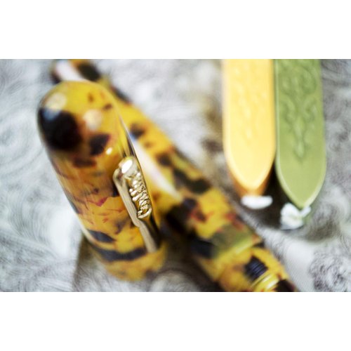 Conklin All American Fountain Pen in Tortoiseshell – Broad Nib, Vintage Design & Superior Craftsmanship – Ideal Gift for Professionals & Pen Enthusiasts