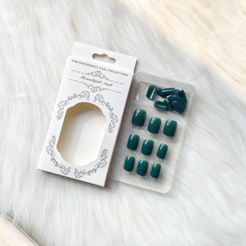 Short Press on Nails Green Square Fake Nails Glossy Solid Color False Nails Emerald Color Full Cover Acrylic Nails Short Glue on Nails for Women Girls