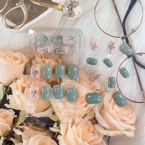 24 Pcs Press on Nails Short Square Fake Nails Elegant Lake Green False Nail Tips with Leaf Designs Glossy Nude Acrylic Nails Full Cover Glue on Nails Short Artificial Stick on Nails for Women