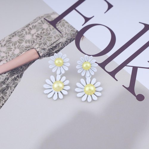Sttiafay Vintage Resin Daisy Flower Earrings White Flower Stud Earrings Acrylic Daisy Dangle Earrings Boho Sunflower Flower Earrings Jewelry for Women