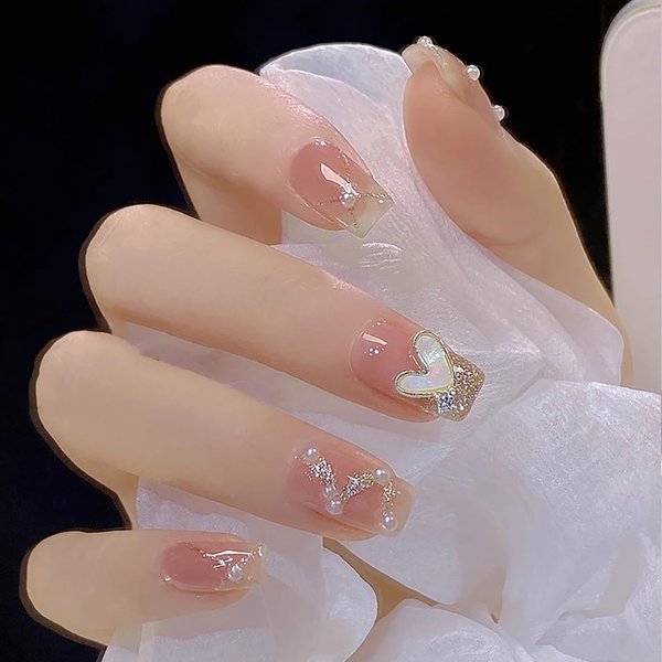 Heart Charm Press on Nails Short Coffin Nails Reusable Nude Fake Nails with Pearl Diamond False Nails with Glossy Glue on Nails Full Cover Glitter Acrylic Nails for Women Girls 24 Pcs