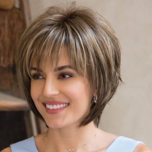 TISHINING Short Brown Mixed Blonde Wigs for White Women with Bangs Layered Brown Pixie Cut Wigs with Blonde Highlights Natural Looking Synthetic Short Hair Wigs for Women