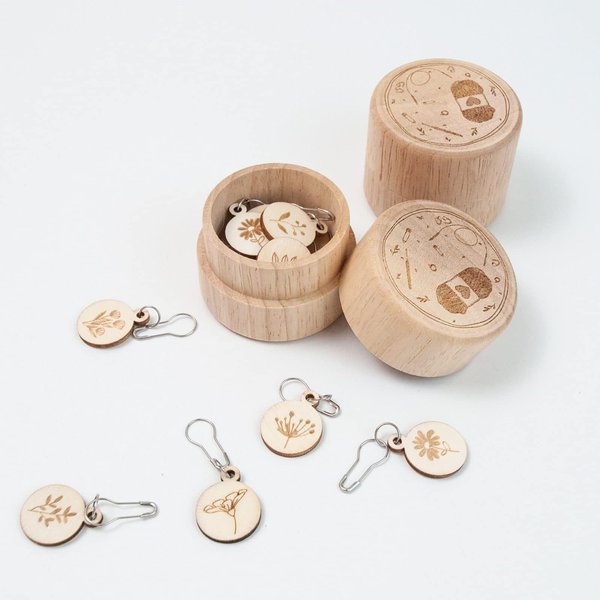 dcvbny 16Pcs Removable Stitch Markers with Wooden Storage Box for Knitting and Crocheting,Wood Crochet Stitch Marker Charms Pendant Locking Stitch Marker Knitting Tools Accessories