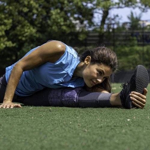 HurtSkurt Blackout 2-in-1 Hot and Cold Therapy Compression Gel Sleeve | Harness-Free Heat and Ice Pack with Stretch-to-Fit Fabric for Hand, Wrist, Forearm, Foot, Ankle and Calf Pain | Small