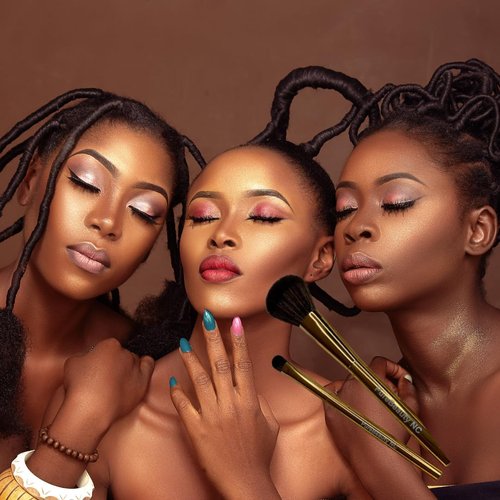 Movo Highlighter Powder Makeup Palette 5 Colors Shimmer Glitter Highlighter Palette High Pigment Face Illuminator Makeup and 2-Piece Brush Set (Light）