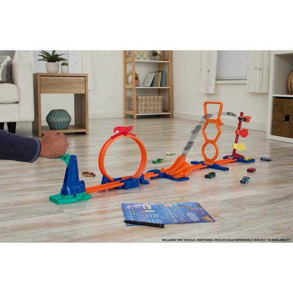 Hot Wheels Toy Car Track Set with 1:64 Vehicle, STEAM Flight Path Challenge Playset, Learn The Basic Physics of Trajectory, Track Storage