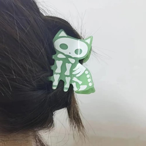 Halloween Skull Cat Hair Claw Clips Green Luminous Skull Cat Hair Clips Funny Cat Shape Hair Claw Glow in the Dark Acrylic Skull Hair Clip Hair Grips Holiday Hair Accessories Halloween Hair Supplies