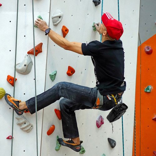 Drawstring Highend Rock Climbing Chalk Bag Carabiner Diferent Pockets for Climbing Bouldering, Gymnastics, Gym Pouch, Cross Fit and Lifting to Securely Hold Phones and Valuables (Black)