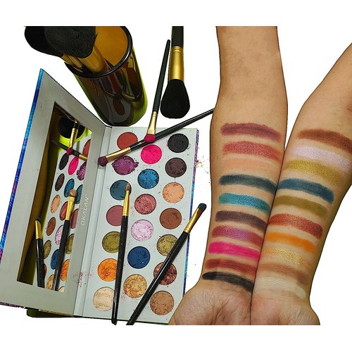 EYESHADOW PALETTE BRIGHT, SHIMMER, MATTE COLORS & HIGHLY PIGMENTED SHADES