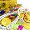 200+ Pirate Treasure Chest Gold Coins Treasure and Pirate Gems Pirates Rings Earrings Pearls Jewelery Playset ，Treasure for Pirate Party (100 Coins+100 Gems+16 banknotes...)